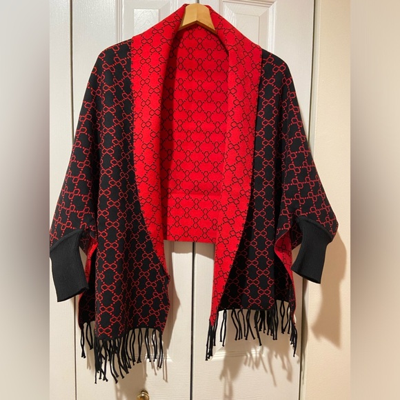 Stunning and Unique Poncho with Sleeves - Picture 1 of 8